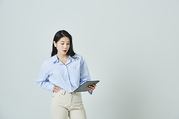 포토 JPG 스튜디오촬영 우먼라이프 응시 여자 허리손 모션 회색배경 실내 한명 들기 상반신 20대 성인 앞모습 캐주얼 태블릿 한국인 고민 성인여자한명만 국내포토 1 라이프스타일 시선 옷 감정 뷰포인트 포즈 백그라운드 사람 동양인 청년 내부 전자제품 스마트기기 회색 여자한명만 성인여자만 파일형식