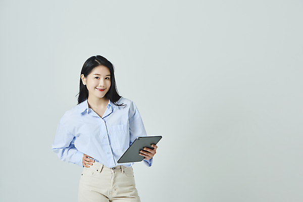 포토 JPG 스튜디오촬영 우먼라이프 응시 여자 허리손 모션 회색배경 실내 한명 미소 들기 상반신 20대 성인 앞모습 캐주얼 태블릿 한국인 성인여자한명만 국내포토 1 라이프스타일 시선 옷 뷰포인트 포즈 백그라운드 표정 사람 동양인 청년 내부 전자제품 스마트기기 회색 여자한명만 성인여자만 파일형식