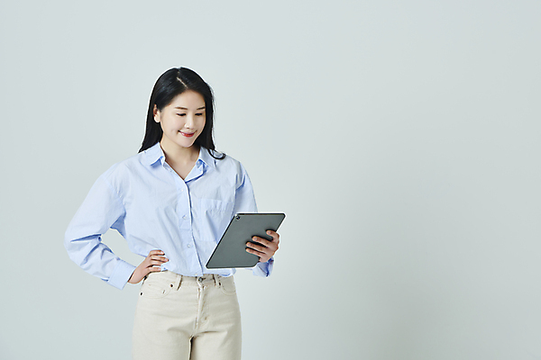 포토 JPG 스튜디오촬영 우먼라이프 응시 여자 허리손 모션 회색배경 실내 한명 미소 들기 상반신 20대 성인 앞모습 캐주얼 태블릿 한국인 성인여자한명만 국내포토 1 라이프스타일 시선 옷 뷰포인트 포즈 백그라운드 표정 사람 동양인 청년 내부 전자제품 스마트기기 회색 여자한명만 성인여자만 파일형식