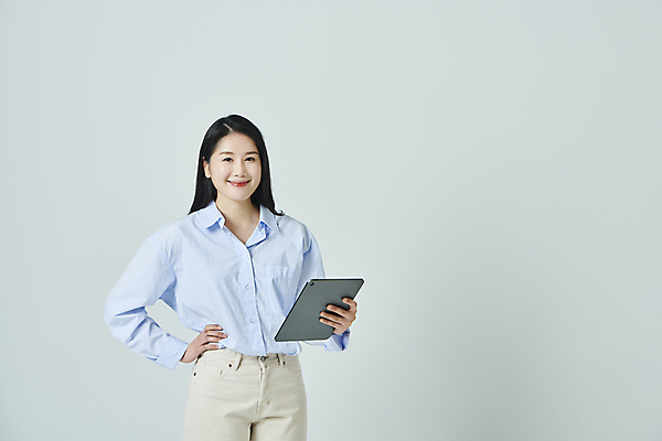 포토 JPG 스튜디오촬영 우먼라이프 응시 여자 허리손 모션 회색배경 실내 한명 미소 들기 상반신 20대 성인 앞모습 캐주얼 태블릿 한국인 성인여자한명만 국내포토 1 라이프스타일 시선 옷 뷰포인트 포즈 백그라운드 표정 사람 동양인 청년 내부 전자제품 스마트기기 회색 여자한명만 성인여자만 파일형식