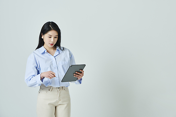 포토 JPG 스튜디오촬영 우먼라이프 응시 여자 모션 회색배경 실내 한명 들기 상반신 20대 성인 앞모습 캐주얼 태블릿 한국인 가리킴 성인여자한명만 국내포토 1 라이프스타일 시선 옷 뷰포인트 백그라운드 사람 동양인 손짓 청년 내부 전자제품 스마트기기 회색 여자한명만 성인여자만 파일형식