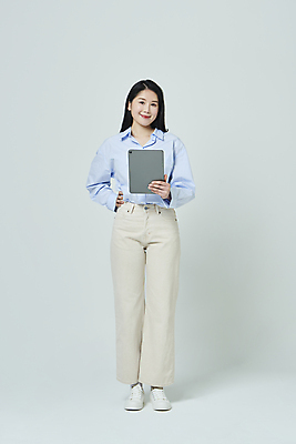 포토 JPG 스튜디오촬영 전신 우먼라이프 응시 여자 허리손 모션 회색배경 실내 한명 서기 미소 들기 20대 성인 앞모습 캐주얼 태블릿 한국인 성인여자한명만 국내포토 1 라이프스타일 시선 옷 뷰포인트 포즈 백그라운드 표정 사람 동양인 청년 내부 전자제품 스마트기기 회색 여자한명만 성인여자만 파일형식