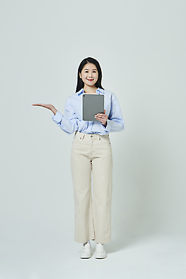 포토 JPG 스튜디오촬영 전신 우먼라이프 응시 여자 모션 회색배경 안내 실내 한명 서기 미소 들기 20대 성인 앞모습 캐주얼 태블릿 손들기 한국인 가리킴 성인여자한명만 국내포토 1 라이프스타일 시선 옷 뷰포인트 백그라운드 표정 사람 동양인 손짓 청년 내부 전자제품 스마트기기 회색 여자한명만 성인여자만 파일형식