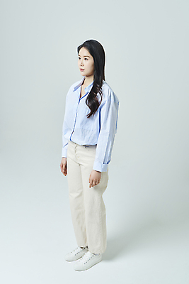 포토 JPG 스튜디오촬영 전신 우먼라이프 응시 여자 모션 회색배경 실내 무표정 한명 서기 20대 성인 옆모습 캐주얼 한국인 성인여자한명만 국내포토 1 라이프스타일 시선 옷 감정 뷰포인트 백그라운드 표정 사람 동양인 청년 내부 회색 여자한명만 성인여자만 파일형식