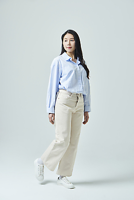 포토 JPG 스튜디오촬영 전신 우먼라이프 응시 여자 모션 회색배경 실내 무표정 한명 20대 성인 옆모습 캐주얼 걷기 한국인 성인여자한명만 국내포토 1 라이프스타일 시선 옷 감정 뷰포인트 백그라운드 표정 사람 동양인 청년 내부 회색 여자한명만 성인여자만 파일형식