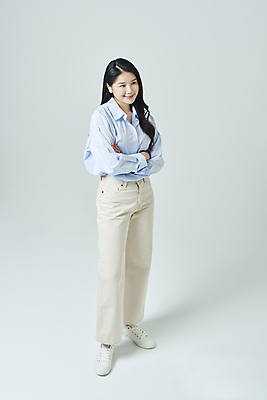 포토 JPG 스튜디오촬영 전신 우먼라이프 응시 여자 모션 회색배경 실내 한명 서기 미소 20대 성인 앞모습 옆모습 캐주얼 팔짱 한국인 성인여자한명만 국내포토 1 라이프스타일 시선 옷 뷰포인트 백그라운드 표정 사람 동양인 청년 내부 회색 여자한명만 성인여자만 파일형식