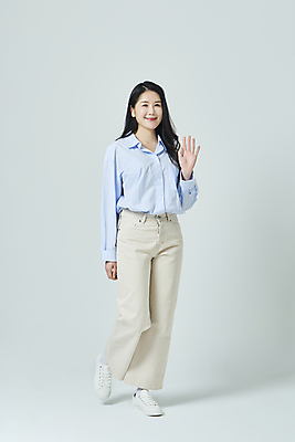 포토 JPG 스튜디오촬영 전신 우먼라이프 응시 여자 모션 회색배경 실내 한명 미소 20대 성인 앞모습 캐주얼 손들기 걷기 한국인 인사 손인사 성인여자한명만 국내포토 1 라이프스타일 시선 옷 뷰포인트 백그라운드 표정 사람 동양인 청년 내부 회색 예절 여자한명만 성인여자만 파일형식