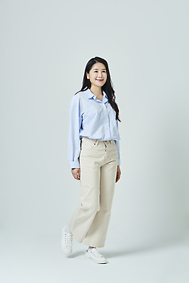 포토 JPG 스튜디오촬영 전신 우먼라이프 응시 여자 모션 회색배경 실내 한명 미소 20대 성인 앞모습 캐주얼 걷기 한국인 인사 성인여자한명만 국내포토 1 라이프스타일 시선 옷 뷰포인트 백그라운드 표정 사람 동양인 청년 내부 회색 예절 여자한명만 성인여자만 파일형식