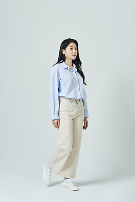 포토 JPG 스튜디오촬영 전신 우먼라이프 응시 여자 모션 회색배경 실내 무표정 한명 20대 성인 옆모습 캐주얼 걷기 한국인 성인여자한명만 국내포토 1 라이프스타일 시선 옷 감정 뷰포인트 백그라운드 표정 사람 동양인 청년 내부 회색 여자한명만 성인여자만 파일형식