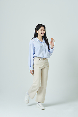 포토 JPG 스튜디오촬영 전신 우먼라이프 응시 여자 모션 회색배경 실내 한명 미소 20대 성인 옆모습 캐주얼 손들기 걷기 한국인 손인사 성인여자한명만 국내포토 1 라이프스타일 시선 옷 뷰포인트 백그라운드 표정 사람 동양인 청년 내부 회색 인사 여자한명만 성인여자만 파일형식