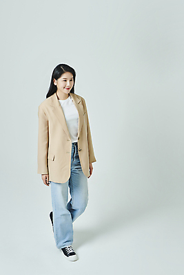 포토 JPG 스튜디오촬영 전신 우먼라이프 응시 여자 모션 회색배경 실내 한명 미소 20대 성인 옆모습 캐주얼 걷기 한국인 성인여자한명만 국내포토 1 라이프스타일 시선 옷 뷰포인트 백그라운드 표정 사람 동양인 청년 내부 회색 여자한명만 성인여자만 파일형식