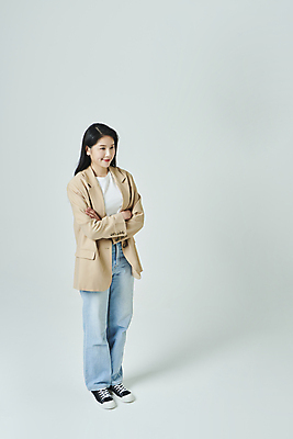 포토 JPG 스튜디오촬영 전신 우먼라이프 응시 여자 모션 회색배경 실내 한명 서기 미소 20대 성인 옆모습 캐주얼 팔짱 한국인 성인여자한명만 국내포토 1 라이프스타일 시선 옷 뷰포인트 백그라운드 표정 사람 동양인 청년 내부 회색 여자한명만 성인여자만 파일형식