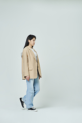 포토 JPG 스튜디오촬영 전신 우먼라이프 응시 여자 모션 회색배경 실내 무표정 한명 20대 성인 옆모습 캐주얼 걷기 한국인 성인여자한명만 국내포토 1 라이프스타일 시선 옷 감정 뷰포인트 백그라운드 표정 사람 동양인 청년 내부 회색 여자한명만 성인여자만 파일형식