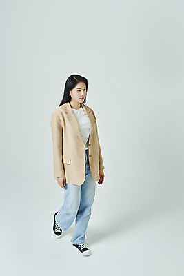 포토 JPG 스튜디오촬영 전신 우먼라이프 응시 여자 모션 회색배경 실내 무표정 한명 20대 성인 옆모습 캐주얼 걷기 한국인 성인여자한명만 국내포토 1 라이프스타일 시선 옷 감정 뷰포인트 백그라운드 표정 사람 동양인 청년 내부 회색 여자한명만 성인여자만 파일형식