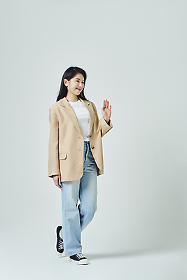 포토 JPG 스튜디오촬영 전신 우먼라이프 응시 여자 모션 회색배경 실내 한명 미소 20대 성인 옆모습 캐주얼 손들기 걷기 한국인 손인사 성인여자한명만 국내포토 1 라이프스타일 시선 옷 뷰포인트 백그라운드 표정 사람 동양인 청년 내부 회색 인사 여자한명만 성인여자만 파일형식