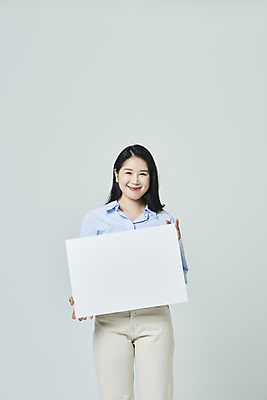 포토 JPG 스튜디오촬영 우먼라이프 배너 응시 여자 모션 회색배경 사각프레임 실내 한명 미소 들기 상반신 20대 성인 앞모습 캐주얼 한국인 성인여자한명만 국내포토 1 라이프스타일 시선 옷 뷰포인트 백그라운드 프레임 표정 사람 동양인 청년 내부 사각형 회색 여자한명만 성인여자만 파일형식