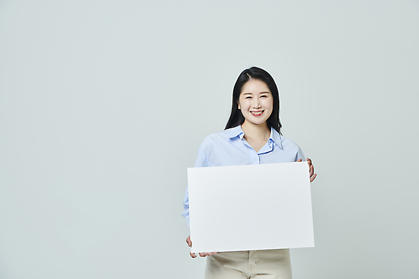 포토 JPG 스튜디오촬영 우먼라이프 배너 응시 여자 모션 회색배경 사각프레임 실내 한명 미소 들기 상반신 20대 성인 앞모습 캐주얼 한국인 성인여자한명만 국내포토 1 라이프스타일 시선 옷 뷰포인트 백그라운드 프레임 표정 사람 동양인 청년 내부 사각형 회색 여자한명만 성인여자만 파일형식