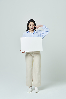 포토 JPG 스튜디오촬영 전신 우먼라이프 배너 응시 여자 모션 회색배경 사각프레임 실내 한명 서기 들기 20대 성인 앞모습 캐주얼 놀람 한국인 가리킴 성인여자한명만 국내포토 1 라이프스타일 시선 옷 감정 뷰포인트 백그라운드 프레임 표정 사람 동양인 손짓 청년 내부 사각형 회색 여자한명만 성인여자만 파일형식