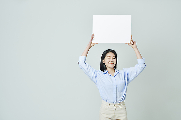 포토 JPG 스튜디오촬영 우먼라이프 배너 응시 여자 모션 회색배경 사각프레임 실내 한명 미소 들기 상반신 20대 성인 앞모습 캐주얼 한국인 성인여자한명만 국내포토 1 라이프스타일 시선 옷 뷰포인트 백그라운드 프레임 표정 사람 동양인 청년 내부 사각형 회색 여자한명만 성인여자만 파일형식