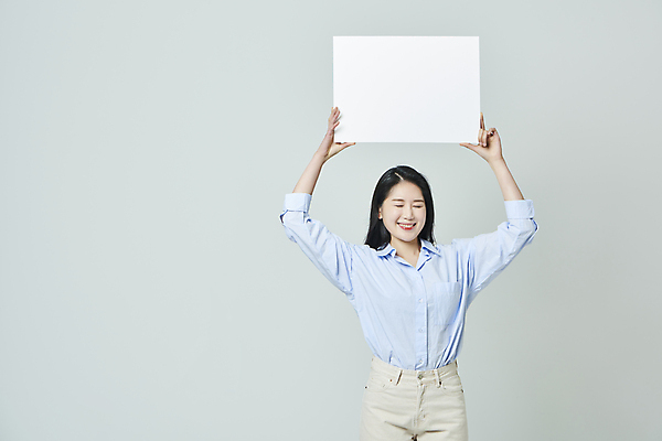 포토 JPG 스튜디오촬영 우먼라이프 배너 여자 모션 회색배경 사각프레임 실내 한명 미소 들기 상반신 20대 성인 앞모습 캐주얼 눈감음 한국인 성인여자한명만 국내포토 1 라이프스타일 옷 뷰포인트 백그라운드 프레임 표정 사람 동양인 청년 내부 사각형 회색 여자한명만 성인여자만 파일형식