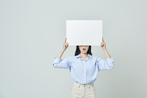 포토 JPG 스튜디오촬영 우먼라이프 배너 여자 모션 회색배경 사각프레임 실내 한명 들기 상반신 20대 성인 앞모습 캐주얼 놀람 한국인 눈가림 성인여자한명만 국내포토 1 라이프스타일 옷 감정 뷰포인트 백그라운드 프레임 표정 사람 동양인 청년 내부 사각형 회색 가림 여자한명만 성인여자만 파일형식