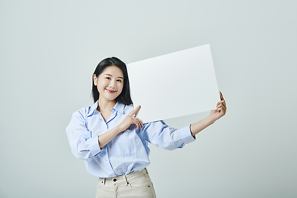 포토 JPG 스튜디오촬영 우먼라이프 배너 응시 여자 모션 회색배경 사각프레임 실내 한명 미소 들기 상반신 20대 성인 앞모습 캐주얼 한국인 성인여자한명만 국내포토 1 라이프스타일 시선 옷 뷰포인트 백그라운드 프레임 표정 사람 동양인 청년 내부 사각형 회색 여자한명만 성인여자만 파일형식