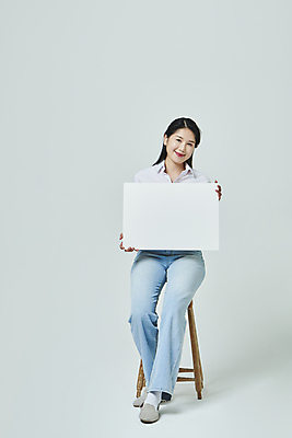 포토 JPG 스튜디오촬영 전신 우먼라이프 배너 응시 여자 의자 모션 회색배경 사각프레임 실내 한명 미소 들기 앉기 20대 성인 앞모습 캐주얼 한국인 성인여자한명만 국내포토 1 라이프스타일 시선 옷 뷰포인트 가구 백그라운드 프레임 표정 사람 동양인 청년 내부 사각형 회색 여자한명만 성인여자만 파일형식