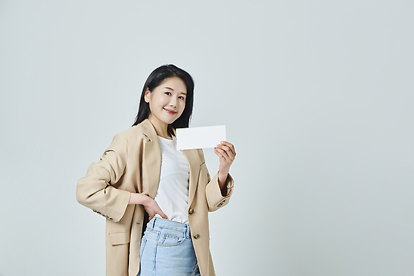 포토 JPG 스튜디오촬영 우먼라이프 배너 응시 여자 허리손 모션 회색배경 사각프레임 실내 한명 미소 들기 상반신 20대 성인 앞모습 캐주얼 한국인 쿠폰 성인여자한명만 국내포토 1 라이프스타일 시선 옷 뷰포인트 포즈 백그라운드 프레임 표정 사람 동양인 청년 내부 사각형 회색 여자한명만 성인여자만 파일형식