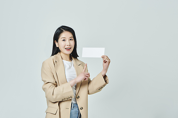 포토 JPG 스튜디오촬영 우먼라이프 배너 응시 여자 모션 회색배경 사각프레임 실내 한명 미소 들기 상반신 20대 성인 앞모습 캐주얼 놀람 한국인 가리킴 쿠폰 성인여자한명만 국내포토 1 라이프스타일 시선 옷 감정 뷰포인트 백그라운드 프레임 표정 사람 동양인 손짓 청년 내부 사각형 회색 여자한명만 성인여자만 파일형식