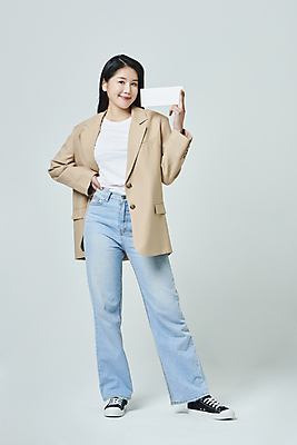 포토 JPG 스튜디오촬영 전신 우먼라이프 배너 응시 여자 허리손 모션 회색배경 사각프레임 실내 한명 서기 미소 들기 20대 성인 앞모습 캐주얼 한국인 쿠폰 성인여자한명만 국내포토 1 라이프스타일 시선 옷 뷰포인트 포즈 백그라운드 프레임 표정 사람 동양인 청년 내부 사각형 회색 여자한명만 성인여자만 파일형식