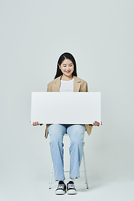 포토 JPG 스튜디오촬영 전신 우먼라이프 배너 응시 여자 의자 모션 회색배경 사각프레임 실내 한명 미소 들기 앉기 20대 성인 앞모습 캐주얼 한국인 성인여자한명만 국내포토 1 라이프스타일 시선 옷 뷰포인트 가구 백그라운드 프레임 표정 사람 동양인 청년 내부 사각형 회색 여자한명만 성인여자만 파일형식