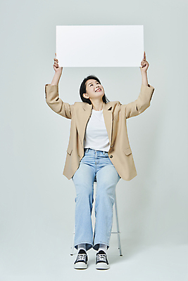 포토 JPG 스튜디오촬영 전신 우먼라이프 배너 여자 의자 모션 회색배경 사각프레임 실내 한명 미소 들기 앉기 20대 성인 앞모습 캐주얼 한국인 올려보기 성인여자한명만 국내포토 1 라이프스타일 옷 뷰포인트 가구 백그라운드 프레임 표정 사람 동양인 청년 내부 사각형 회색 여자한명만 성인여자만 파일형식