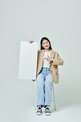 포토 JPG 스튜디오촬영 전신 우먼라이프 배너 응시 여자 의자 모션 회색배경 사각프레임 실내 한명 미소 들기 앉기 20대 성인 앞모습 캐주얼 한국인 가리킴 성인여자한명만 국내포토 1 라이프스타일 시선 옷 뷰포인트 가구 백그라운드 프레임 표정 사람 동양인 손짓 청년 내부 사각형 회색 여자한명만 성인여자만 파일형식