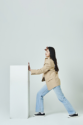 포토 JPG 스튜디오촬영 전신 우먼라이프 응시 여자 모션 회색배경 실내 한명 서기 20대 성인 옆모습 캐주얼 상자 한국인 밀기 땀 닦기 힘듦 성인여자한명만 땀흘리기 국내포토 1 라이프스타일 시선 옷 뷰포인트 백그라운드 컨셉 사람 동양인 청년 내부 회색 여자한명만 성인여자만 파일형식