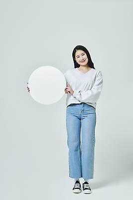 포토 JPG 스튜디오촬영 전신 우먼라이프 배너 응시 여자 모션 회색배경 실내 한명 서기 미소 들기 20대 성인 앞모습 캐주얼 한국인 원형프레임 성인여자한명만 국내포토 1 라이프스타일 시선 옷 뷰포인트 백그라운드 프레임 표정 사람 동양인 청년 내부 회색 원형 여자한명만 성인여자만 파일형식