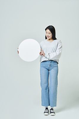 포토 JPG 스튜디오촬영 전신 우먼라이프 배너 응시 여자 모션 회색배경 실내 한명 서기 미소 들기 20대 성인 앞모습 캐주얼 한국인 원형프레임 성인여자한명만 국내포토 1 라이프스타일 시선 옷 뷰포인트 백그라운드 프레임 표정 사람 동양인 청년 내부 회색 원형 여자한명만 성인여자만 파일형식