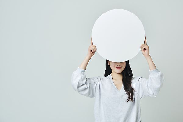 포토 JPG 스튜디오촬영 우먼라이프 배너 여자 모션 회색배경 실내 한명 미소 들기 상반신 20대 성인 앞모습 캐주얼 한국인 눈가림 원형프레임 성인여자한명만 국내포토 1 라이프스타일 옷 뷰포인트 백그라운드 프레임 표정 사람 동양인 청년 내부 회색 가림 원형 여자한명만 성인여자만 파일형식