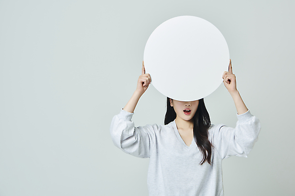 포토 JPG 스튜디오촬영 우먼라이프 배너 여자 모션 회색배경 실내 한명 미소 들기 상반신 20대 성인 앞모습 캐주얼 놀람 한국인 눈가림 원형프레임 성인여자한명만 국내포토 1 라이프스타일 옷 감정 뷰포인트 백그라운드 프레임 표정 사람 동양인 청년 내부 회색 가림 원형 여자한명만 성인여자만 파일형식