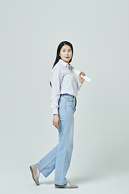 포토 JPG 스튜디오촬영 전신 우먼라이프 응시 여자 모션 회색배경 실내 무표정 한명 들기 20대 성인 옆모습 캐주얼 걷기 한국인 성인여자한명만 국내포토 1 라이프스타일 시선 옷 감정 뷰포인트 백그라운드 표정 사람 동양인 청년 내부 회색 여자한명만 성인여자만 파일형식