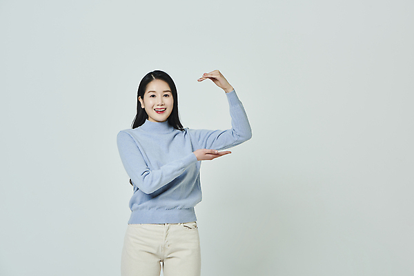 포토 JPG 스튜디오촬영 우먼라이프 응시 여자 모션 회색배경 실내 한명 미소 손짓 상반신 20대 성인 앞모습 캐주얼 손들기 한국인 높이 성인여자한명만 국내포토 1 라이프스타일 시선 옷 뷰포인트 백그라운드 표정 사람 동양인 청년 내부 회색 여자한명만 성인여자만 파일형식