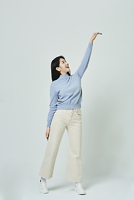 포토 JPG 스튜디오촬영 전신 우먼라이프 응시 여자 모션 회색배경 실내 한명 서기 미소 손짓 20대 성인 앞모습 캐주얼 손들기 한국인 올려보기 성인여자한명만 국내포토 1 라이프스타일 시선 옷 뷰포인트 백그라운드 표정 사람 동양인 청년 내부 회색 여자한명만 성인여자만 파일형식