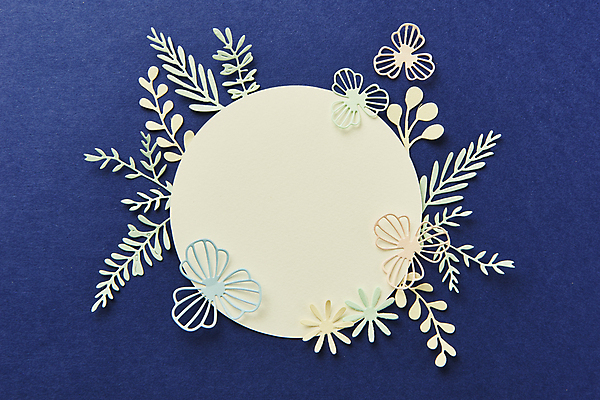 포토 JPG 스튜디오촬영 종이 잎 실내 사람없음 하이앵글 페이퍼아트 오브젝트 파란배경 원형프레임 종이꽃 카피스페이스 국내포토 식물 꽃 뷰포인트 백그라운드 프레임 내부 파란색 공백 원형 파일형식