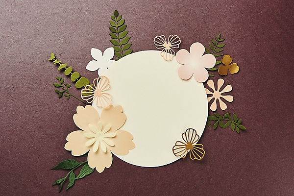 포토 JPG 스튜디오촬영 종이 잎 실내 사람없음 하이앵글 페이퍼아트 오브젝트 원형프레임 종이꽃 카피스페이스 갈색배경 국내포토 식물 꽃 뷰포인트 백그라운드 프레임 내부 갈색 공백 원형 파일형식