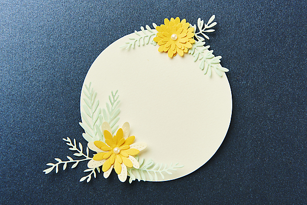 포토 JPG 스튜디오촬영 종이 잎 실내 사람없음 하이앵글 페이퍼아트 오브젝트 파란배경 원형프레임 종이꽃 카피스페이스 국내포토 식물 꽃 뷰포인트 백그라운드 프레임 내부 파란색 공백 원형 파일형식