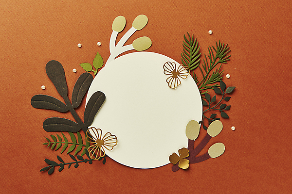 포토 JPG 스튜디오촬영 종이 잎 실내 사람없음 하이앵글 페이퍼아트 오브젝트 원형프레임 종이꽃 카피스페이스 주황색배경 국내포토 식물 꽃 뷰포인트 백그라운드 프레임 내부 주황색 공백 원형 파일형식