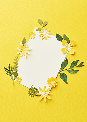 포토 JPG 스튜디오촬영 종이 잎 사각프레임 실내 사람없음 하이앵글 페이퍼아트 오브젝트 노란배경 종이꽃 카피스페이스 국내포토 식물 꽃 뷰포인트 백그라운드 프레임 내부 노란색 사각형 공백 파일형식