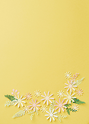 포토 JPG 스튜디오촬영 종이 잎 실내 사람없음 하이앵글 페이퍼아트 오브젝트 노란배경 종이꽃 카피스페이스 국내포토 식물 꽃 뷰포인트 백그라운드 내부 노란색 공백 파일형식