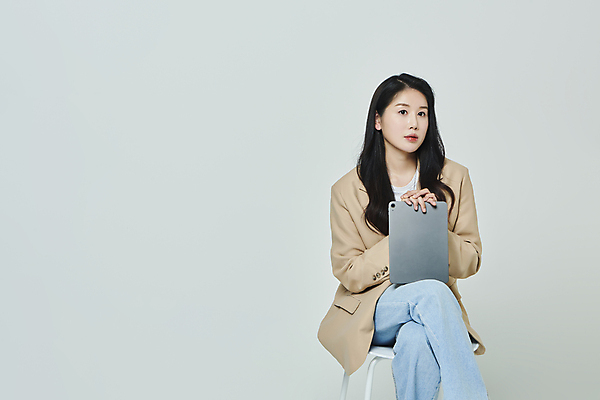 포토 JPG 스튜디오촬영 우먼라이프 응시 여자 의자 회색배경 실내 무표정 한명 앉기 상반신 20대 성인 앞모습 캐주얼 비즈니스라이프 태블릿 한국인 다리꼬기 잡기 비즈니스우먼 성인여자한명만 국내포토 1 라이프스타일 시선 옷 감정 뷰포인트 가구 백그라운드 비즈니스 모션 표정 사람 동양인 청년 내부 전자제품 스마트기기 회색 직장인 여자한명만 성인여자만 파일형식