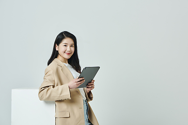 포토 JPG 스튜디오촬영 우먼라이프 응시 여자 회색배경 실내 한명 미소 들기 상반신 20대 성인 옆모습 캐주얼 비즈니스라이프 태블릿 기댐 한국인 비즈니스우먼 성인여자한명만 국내포토 1 라이프스타일 시선 옷 뷰포인트 백그라운드 비즈니스 모션 표정 사람 동양인 청년 내부 전자제품 스마트기기 회색 직장인 여자한명만 성인여자만 파일형식