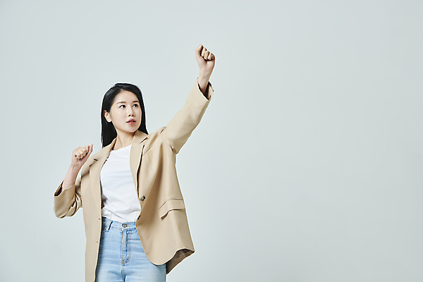 포토 JPG 스튜디오촬영 우먼라이프 응시 여자 회색배경 실내 한명 상반신 20대 성인 앞모습 캐주얼 비즈니스라이프 파이팅 주먹 한국인 비즈니스우먼 슈퍼맨포즈 슈퍼우먼 힘찬 성인여자한명만 국내포토 1 라이프스타일 시선 옷 뷰포인트 포즈 백그라운드 컨셉 비즈니스 모션 사람 동양인 청년 내부 회색 직장인 여자한명만 성인여자만 파일형식